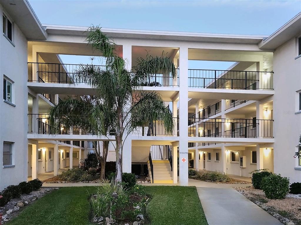 HOLIDAY APTS - фото