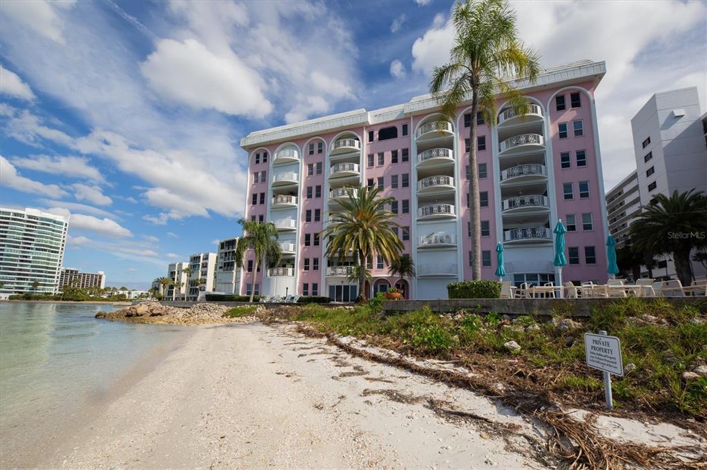 LE CHATEAU - фото