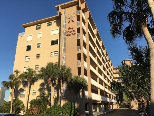 BAY SHORES YACHT & TENNIS CLUB