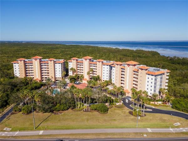 GRANDE VERANDAHS ON THE BAY