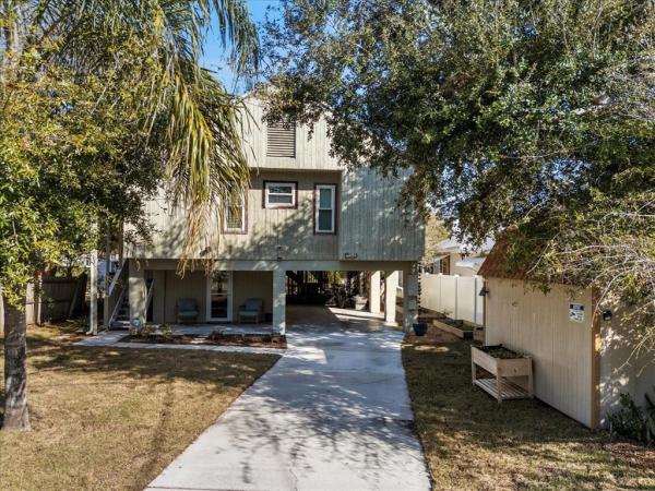 WEEKI WACHEE RIVER RETREATS