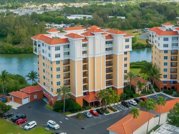 THE WATERFRONT ON VENICE ISLND