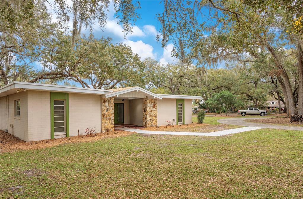 TWELVE OAKS - фото