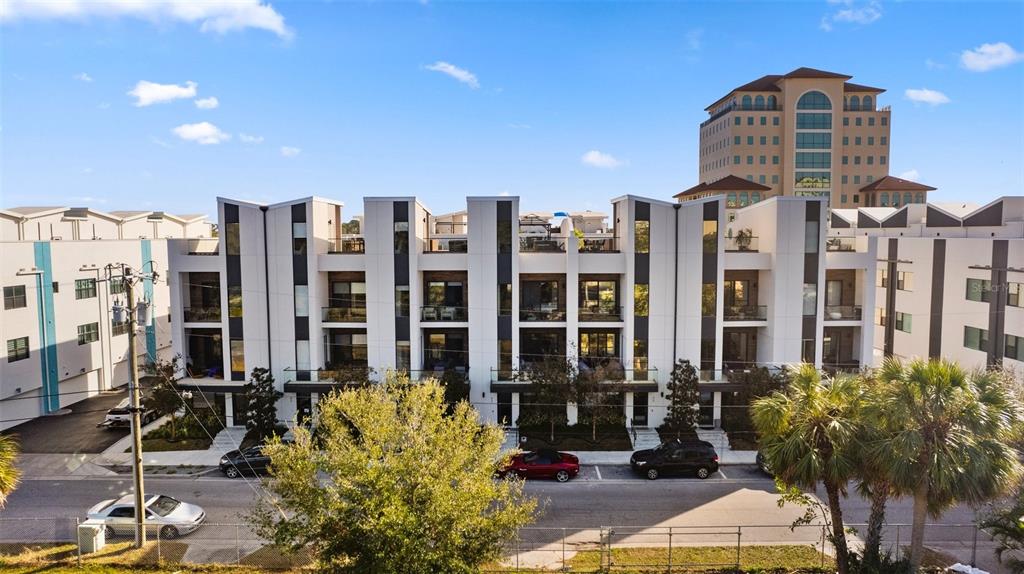 PREMIER ON MAIN - фото