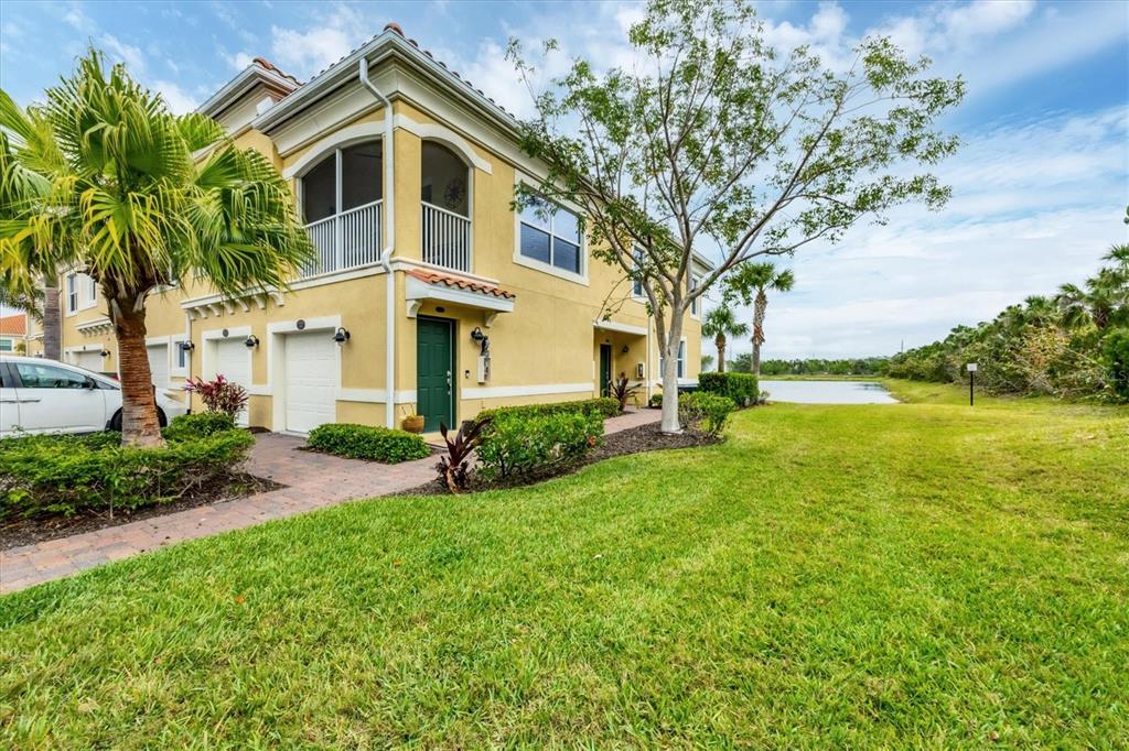 BAY STREET VILLAGE - фото