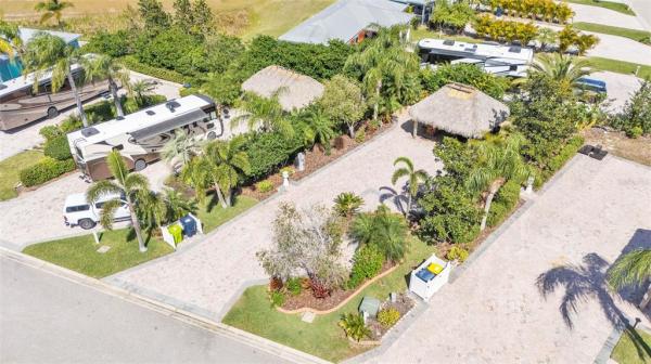 BAY LAKE RESIDENCE