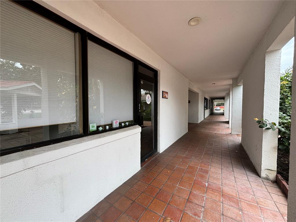 WESTWOOD SQUARE - фото