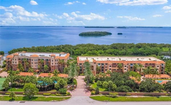 HIDDEN LAGOON AT ARROWHEAD POINT