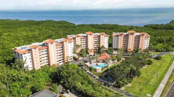 GRANDE VERANDAHS ON THE BAY