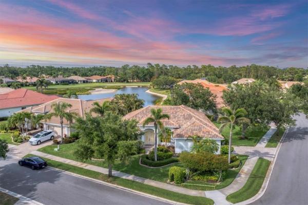 PELICAN POINTE GOLF & COUNTRY CLUB