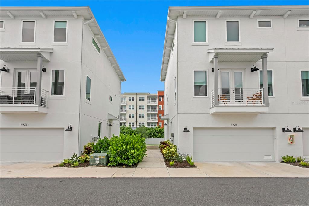 LEGACY PARK TWNHMS - фото