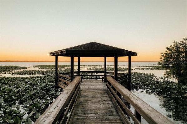 LAKE LOCHLOOSA SHORES