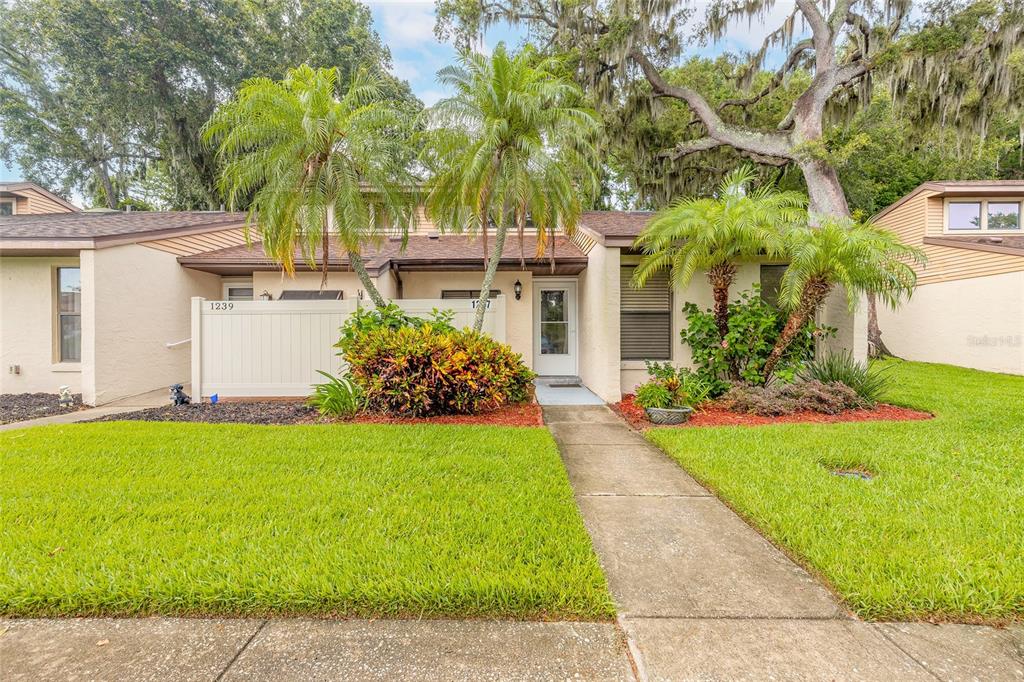 CHARTER OAKS TWNHMS - фото