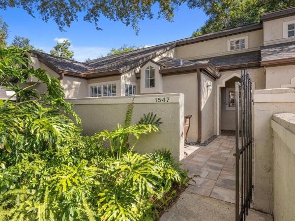 BARCLAY PLACE A CONDO