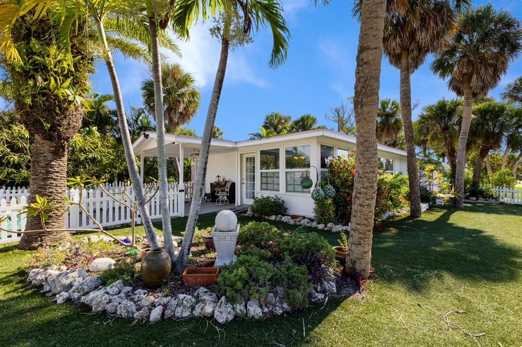 NEPTUNES GARDENS - фото