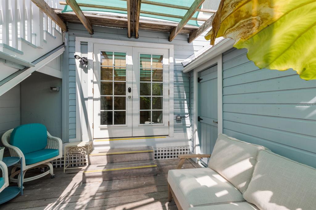 370 EAST RAILROAD - фото