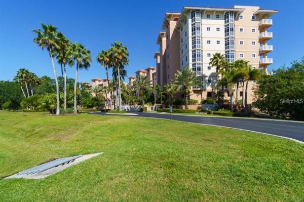 GRANDE VERANDAHS ON THE BAY