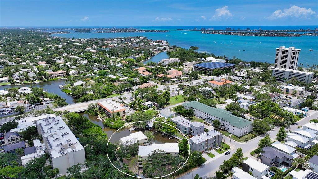 HUDSON OAKS - фото