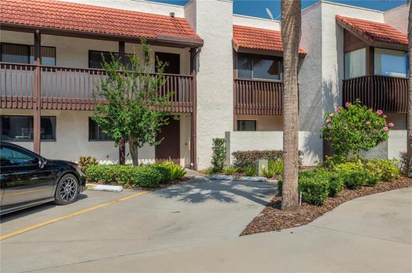 COUNTRY CLUB VILLAGE CONDO