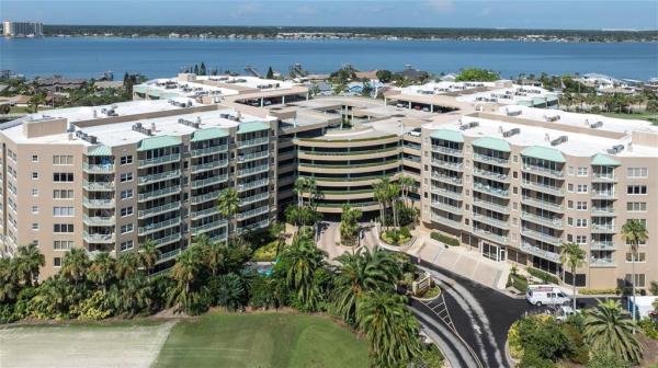 OCEANS CLOVERLEAF NORTH