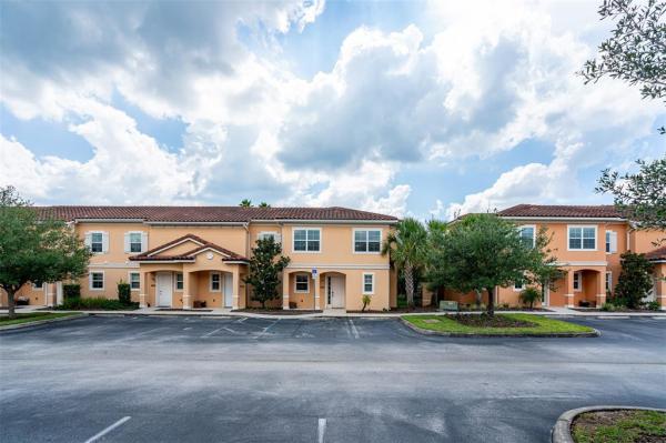 REGAL OAKS AT OLD TOWN