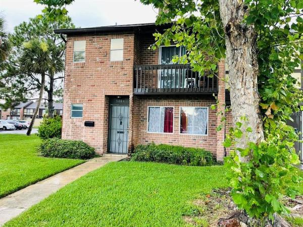 HUNTINGTON ON GREEN CONDO