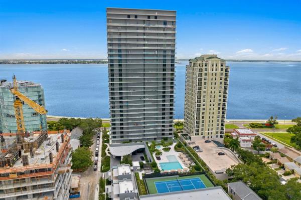 RITZ CARLTON RESIDENCES 3105 BAY OAKS CONDO PLC