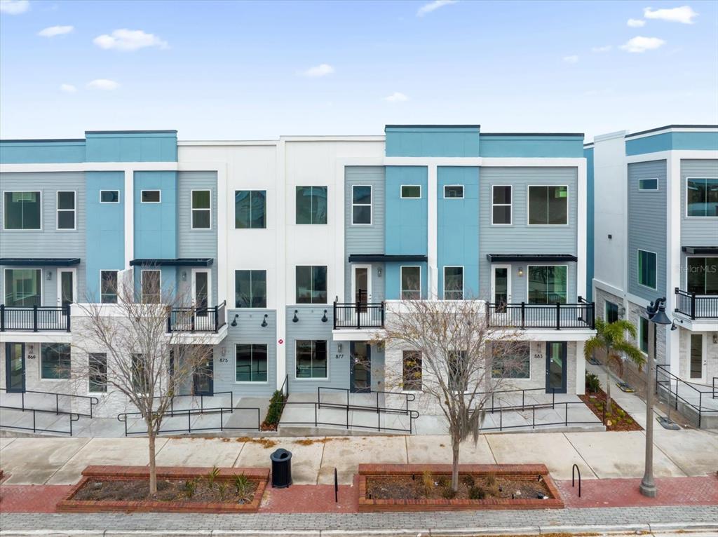 TOWNHOMES AT CITY PLACE - фото