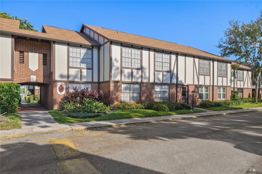 CAMELOT BY LAKE CONDO - фото