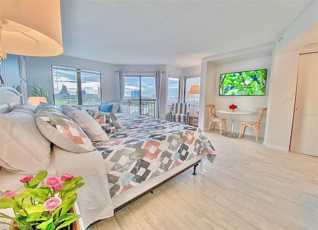 ENCLAVE HOTEL AND SUITES - фото