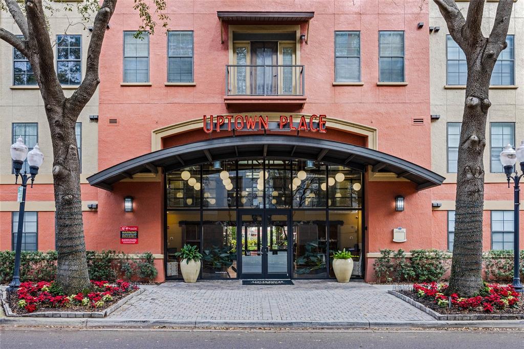 UPTOWN PLACE CONDO - фото