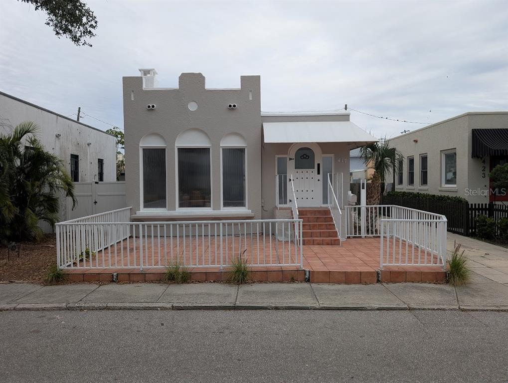 BURNS COURT - фото