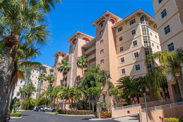 GRANDE VERANDAHS ON THE BAY