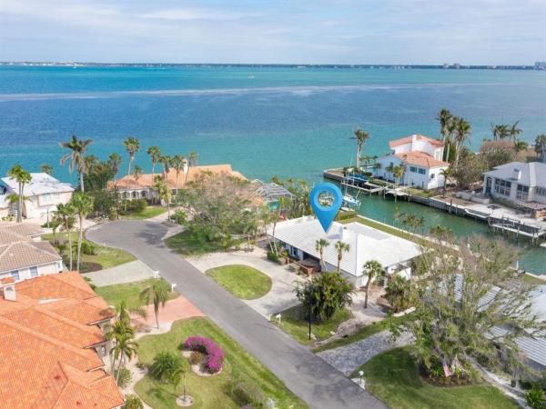 COUNTRY CLUB SHORES