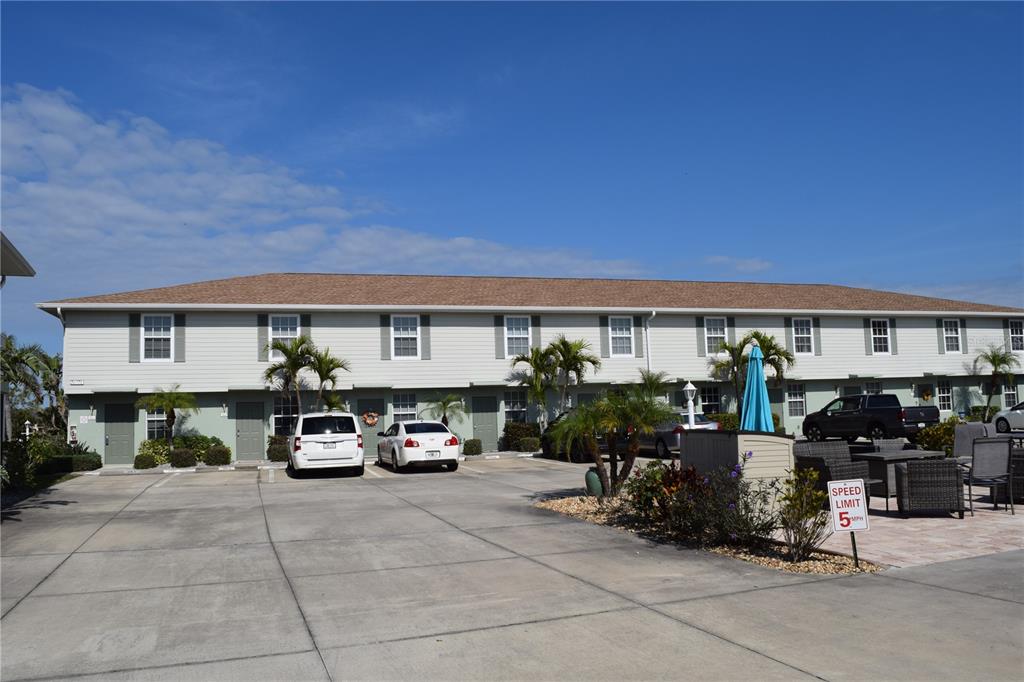 PEBBLE EAST TWNHMS - фото