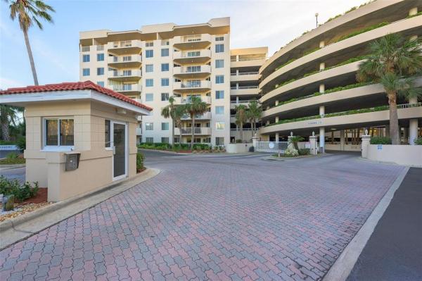 OCEANS CLOVERLEAF CONDO