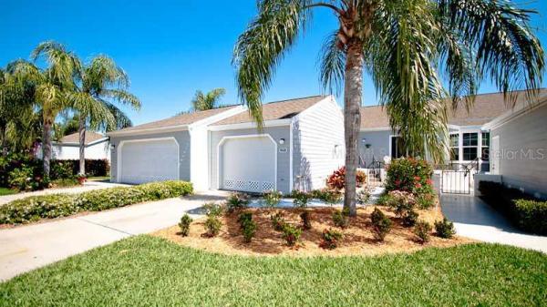 SPOONBILL LANDING AT PERICO BAY CLUB