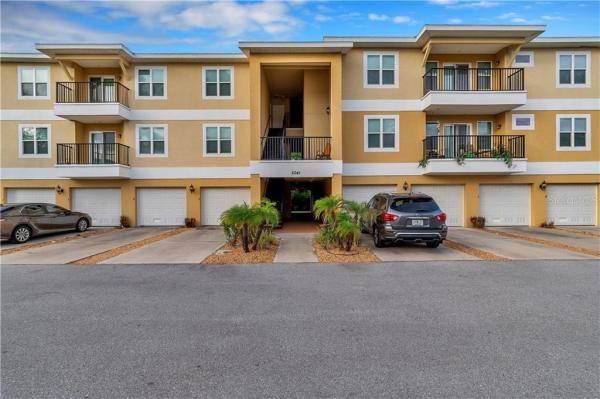 REGENCY PALMS CONDOS