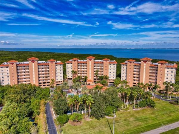 GRANDE VERANDAHS ON THE BAY