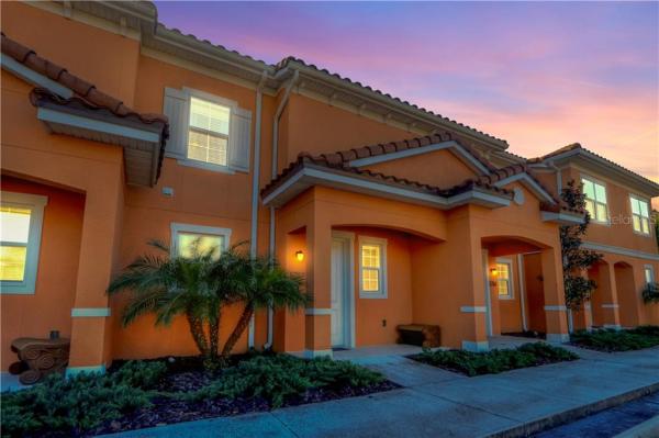 REGAL OAKS AT OLD TOWN