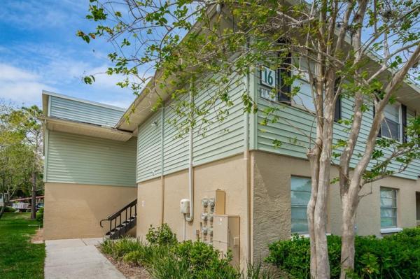 THE HAMPTONS AT BRANDON A CONDO