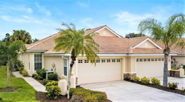 PELICAN POINTE GOLF & COUNTRY CLUB