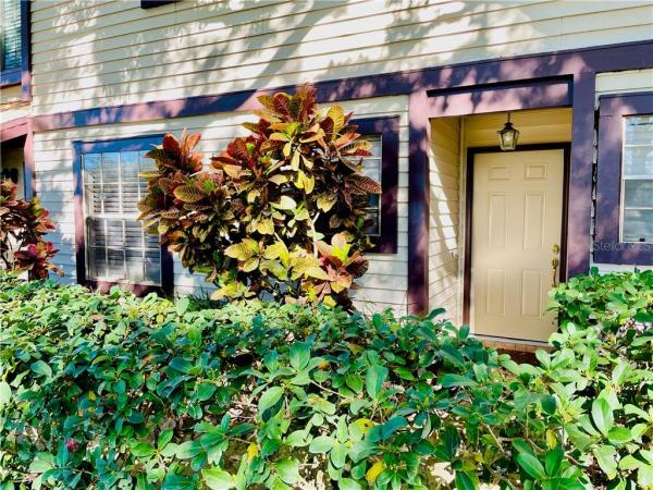 LAUREL OAKS AT COUNTRY WOODS CONDO