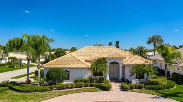 PELICAN POINTE GOLF & COUNTRY CLUB