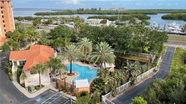 GRANDE VERANDAHS ON THE BAY