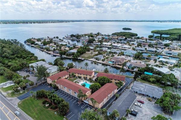 TOWNHOUSES IN THE CAY