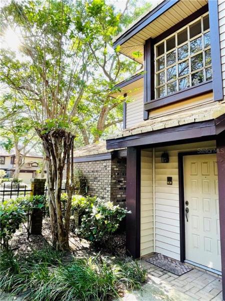 LAUREL OAKS AT COUNTRY WOODS CONDO