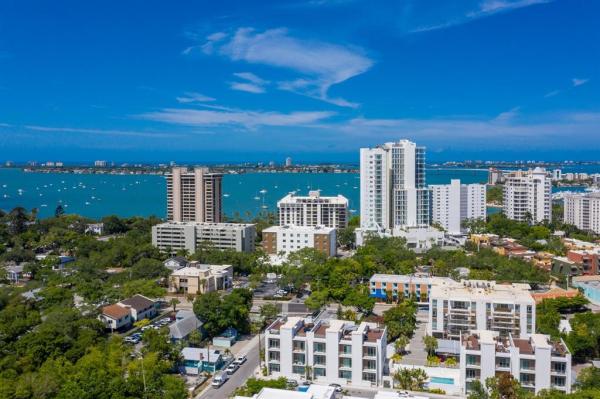 TOWNHOMES/ORANGE CLUB