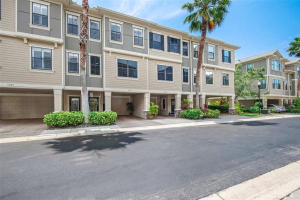 TOWNHOMES AT PELICAN POINTE