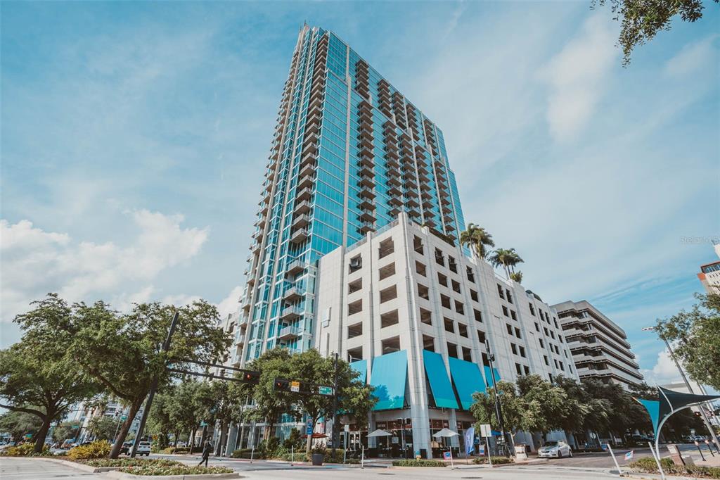 SKYPOINT A CONDO - фото